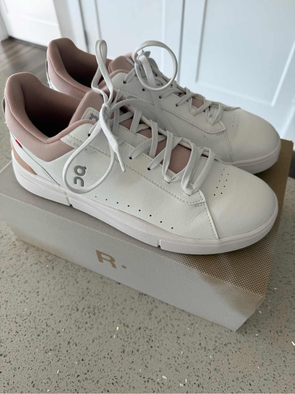 On The Roger Advantage women’s tennis shoes, rose hip/white, size 10 - Picture 2 of 4